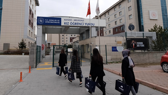 Deprem Bölgesinden Gelen Kadınlara Hijyen Kitleri Verildi